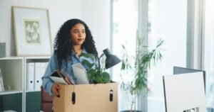 personne pensant avec dossier de demande chomage