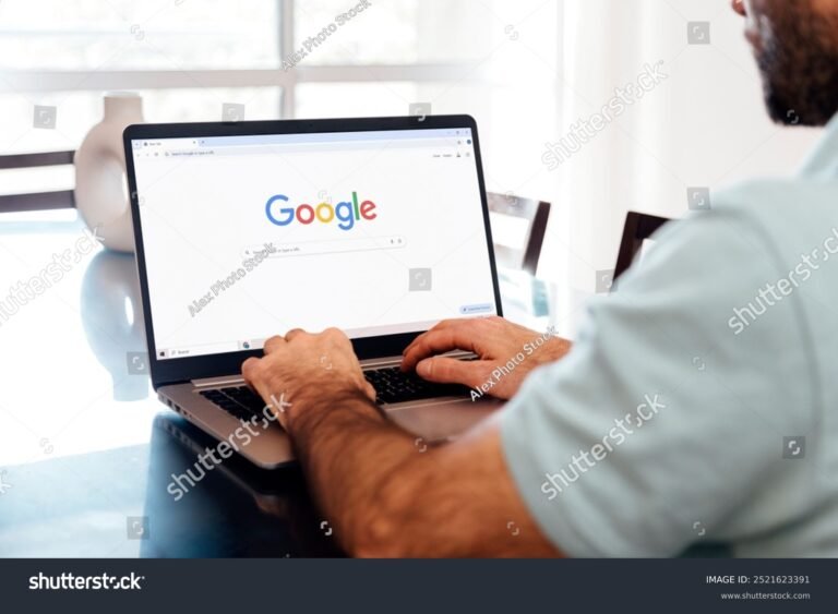 personne recherchant sur un ecran dordinateur