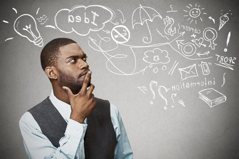 personne reflechissant avec des chiffres autour