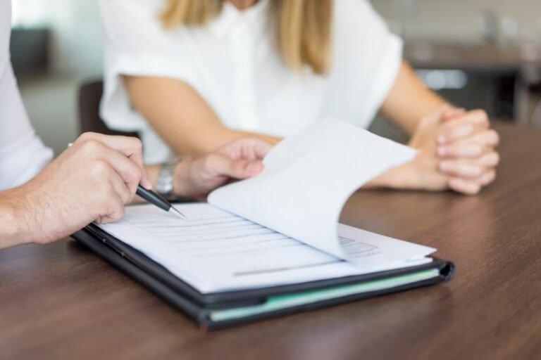 personne remettant un document en mains propres