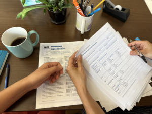 personne remplissant un formulaire daide logement