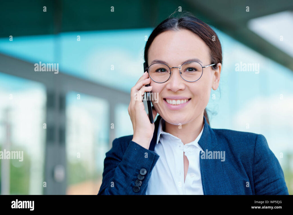 personne souriante avec un smartphone a loreille