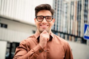 personne souriante en tenue professionnelle confiante