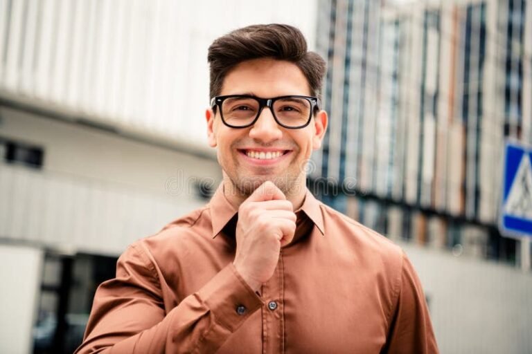 Comment Se Présenter Efficacement Lors D’un Entretien D’Embauche 2 personne souriante en tenue professionnelle confiante