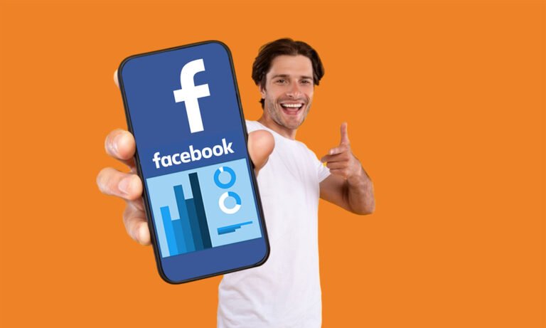 personne souriante tenant smartphone avec logo facebook