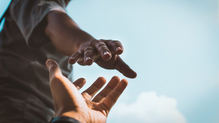 personne tendant la main pour aide financiere