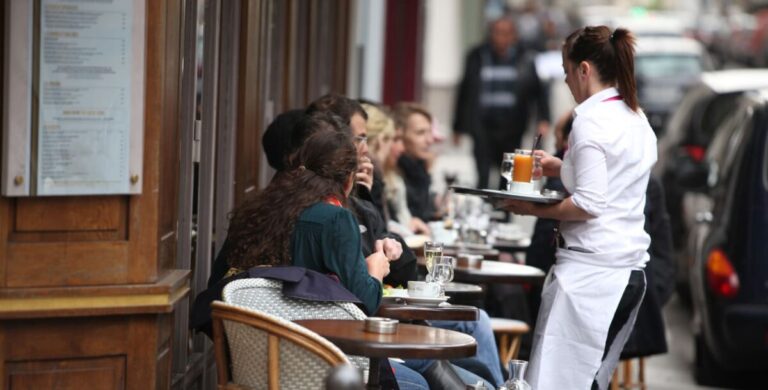 personne travaillant a temps partiel dans un cafe