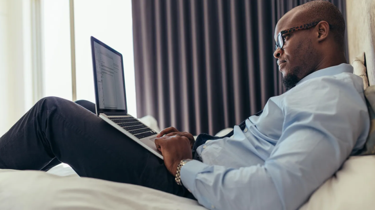 Comment trouver une offre d'emploi pour être bien dans sa maison 25 personne travaillant confortablement chez elle