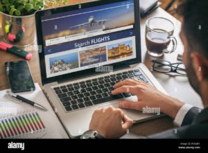 personne travaillant sur ordinateur avec billets