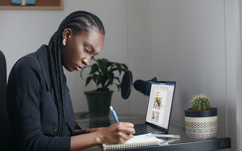 personne travaillant sur son ordinateur portable