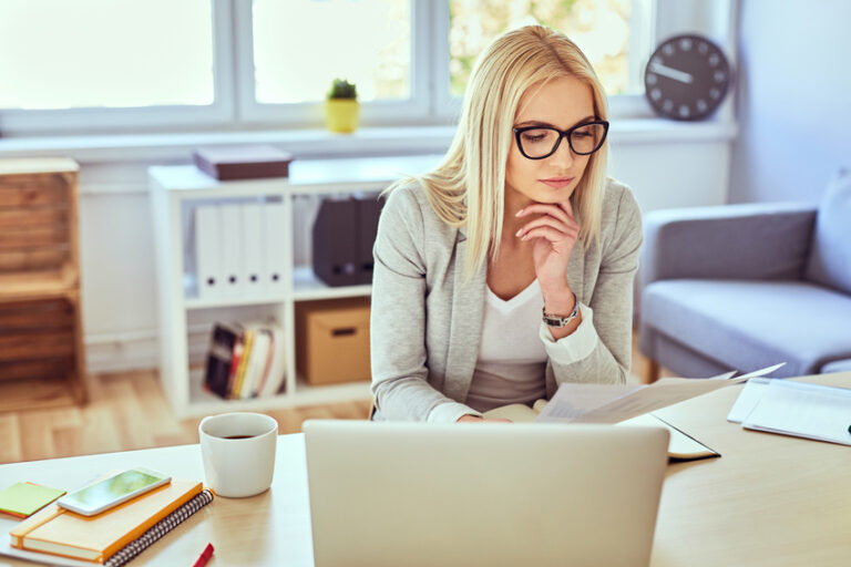 personne travaillant sur un ordinateur chez soi