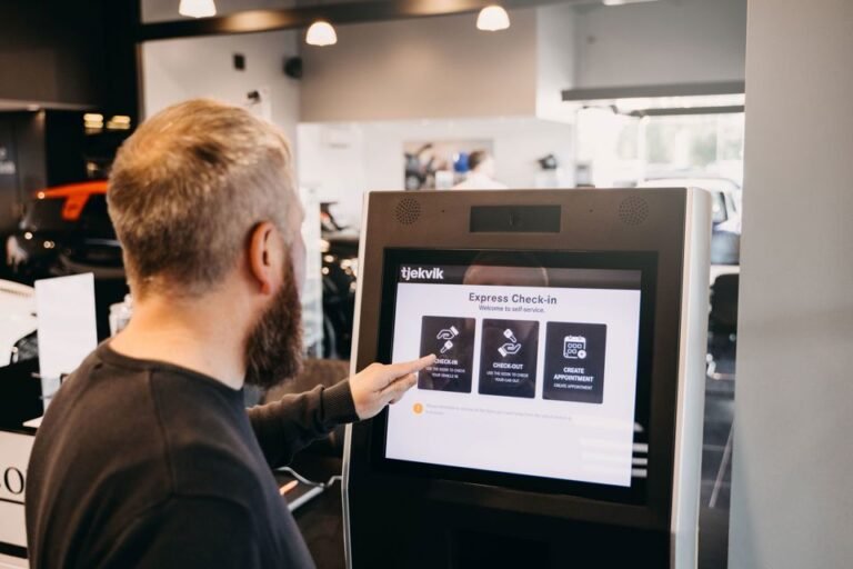 personne utilisant un cheque emploi service numerique