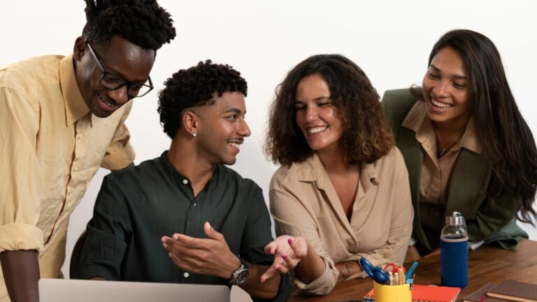 personnes en formation dans un environnement collaboratif