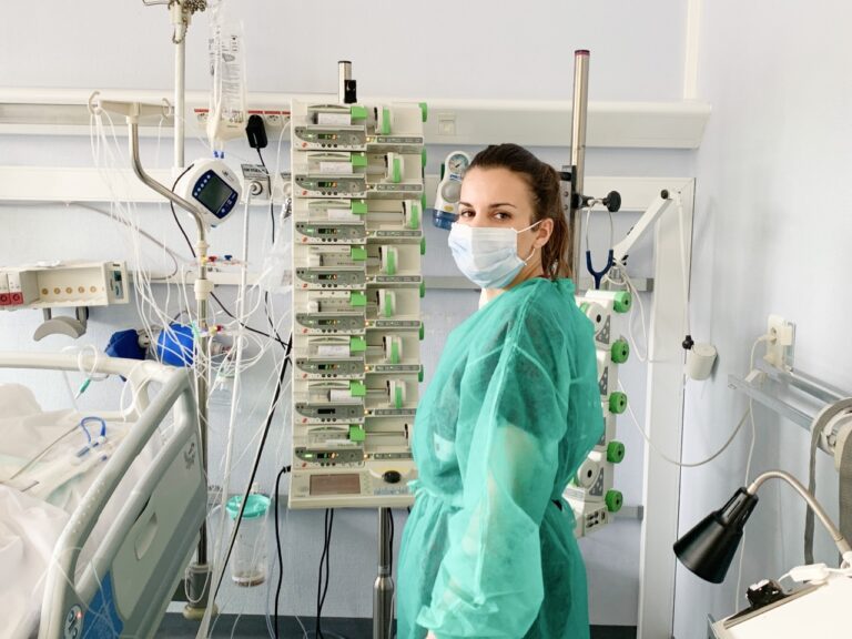 personnes travaillant dans un hopital moderne