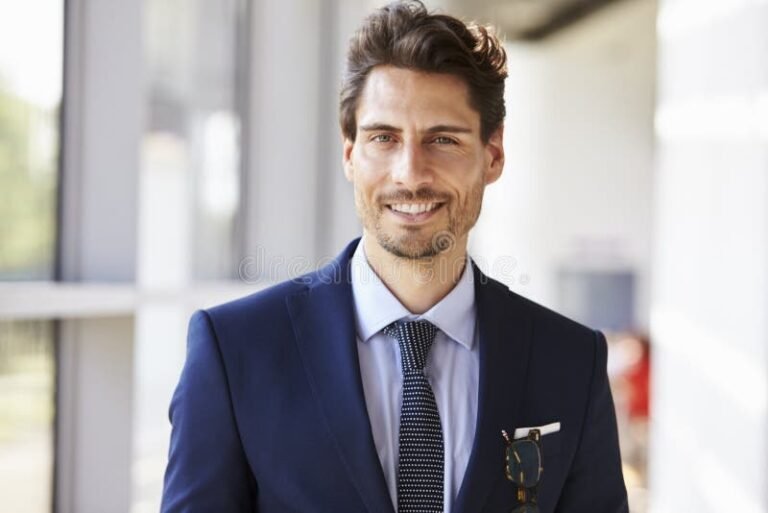 Quel métier bien payé avec une formation courte est accessible aux hommes 2 portrait dhomme souriant en tenue professionnelle