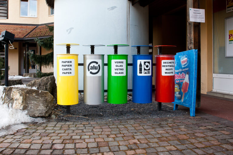 poubelles colorees en milieu urbain