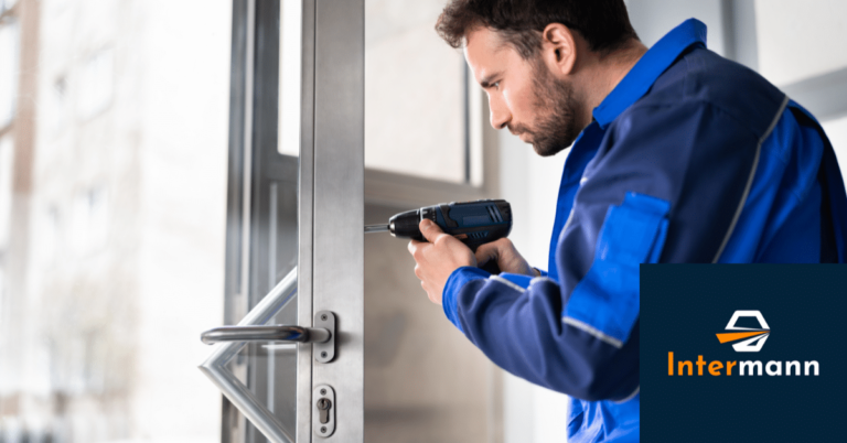 serrurier travaillant sur une porte metallique