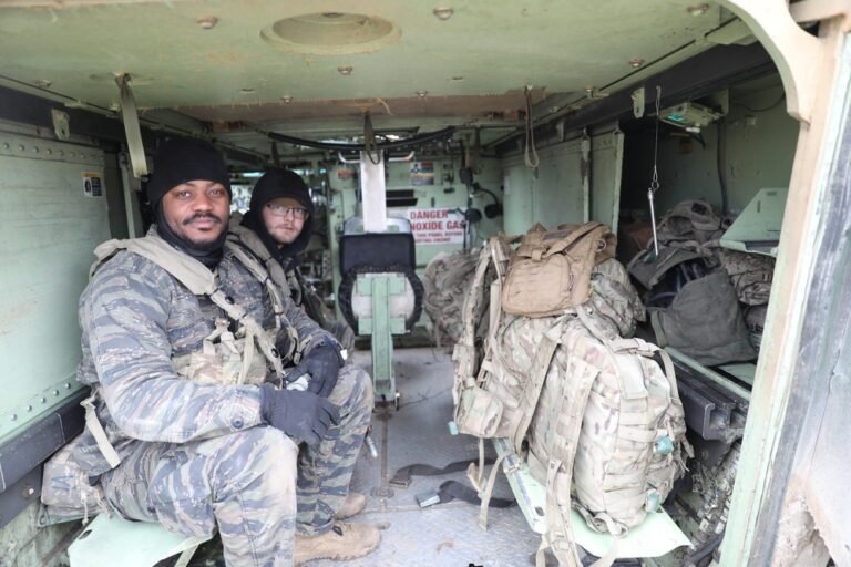 soldat en uniforme pret pour mission