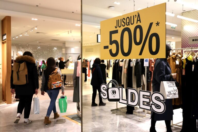 soldes dhiver en france ambiance shopping