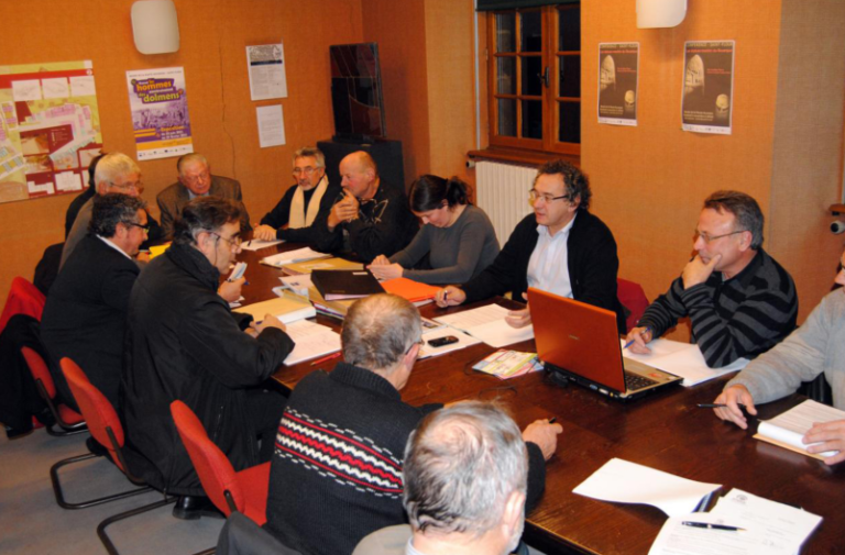 syndic benevole en reunion avec coproprietaires