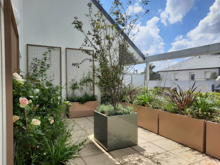 terrasse en beton avec plantes et mobilier