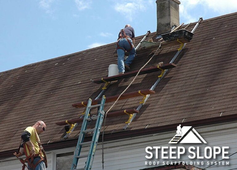 toiture en renovation avec outils et echafaudage