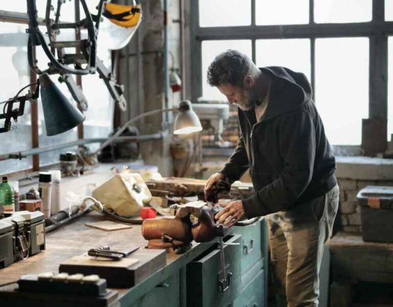 un artisan travaillant dans son atelier