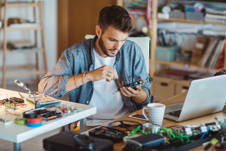 un auto entrepreneur travaillant sur son ordinateur 2