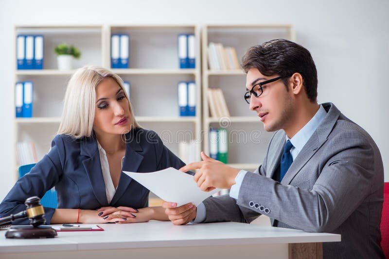 un avocat discutant avec un client