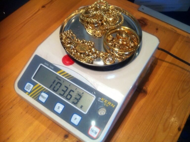 un bijou en or sur une balance