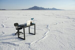 un bureau desert avec une chaise vide