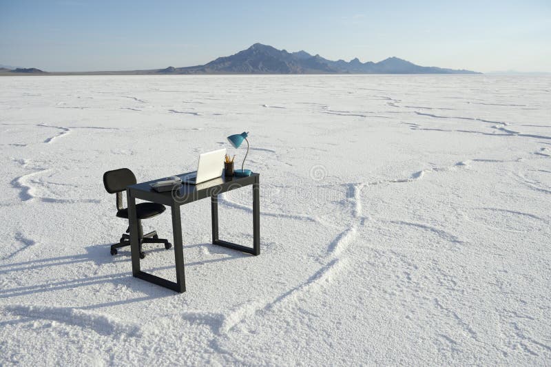 un bureau desert avec une chaise vide