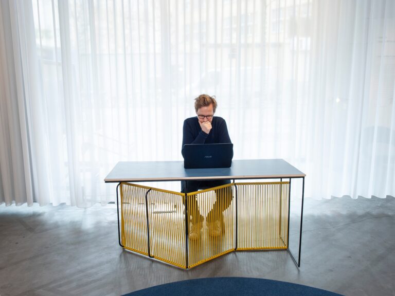 un bureau vide avec une chaise renversee