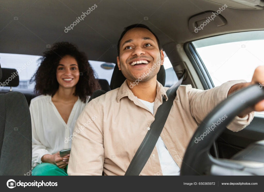 un chauffeur souriant avec des passagers heureux