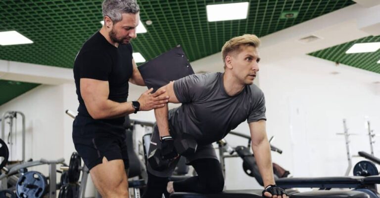 un coach sportif en pleine seance dentrainement