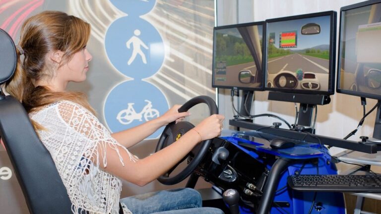 un conducteur utilisant un simulateur en ligne