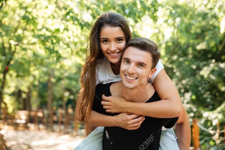 un couple riant ensemble dans un parc