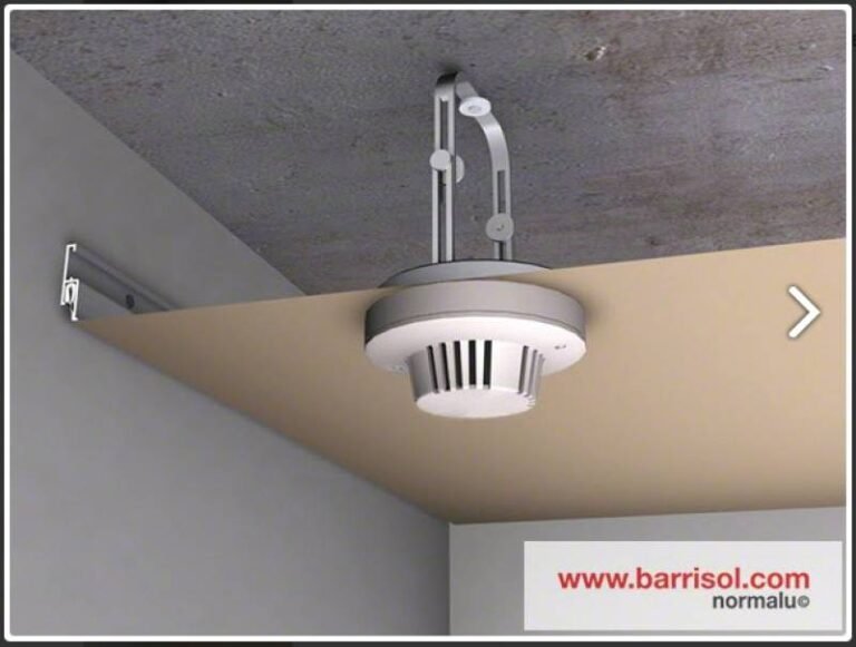 un detecteur de fumee installe au plafond