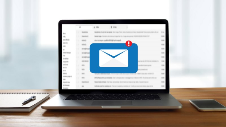 un ecran dordinateur avec des emails ouverts