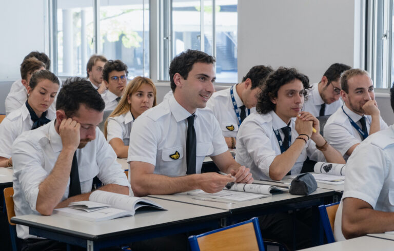 un eleve en classe de pilotage davion