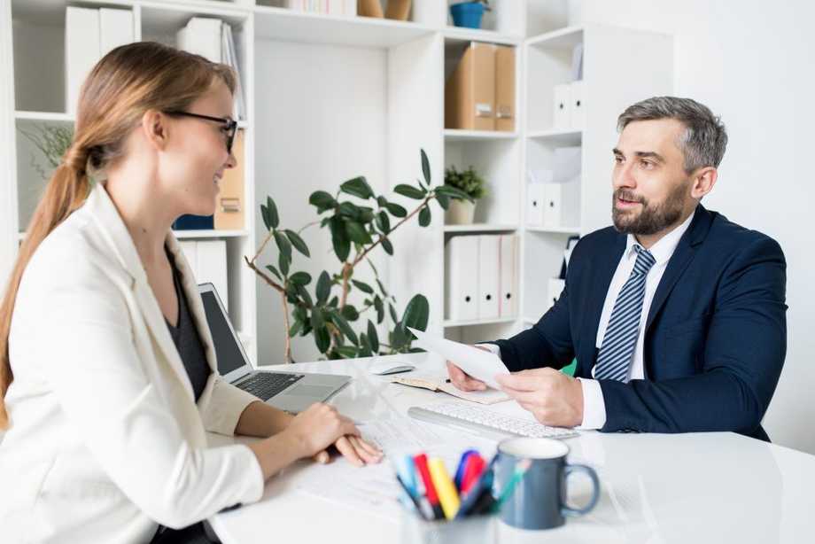 un employe en reunion avec un manager