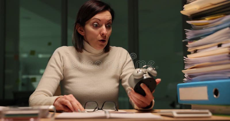 un employe regardant une montre au bureau