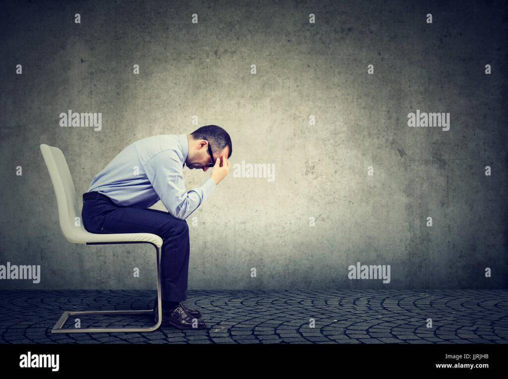 un employe triste dans un bureau vide