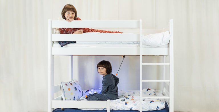 un enfant jouant sur un lit superpose