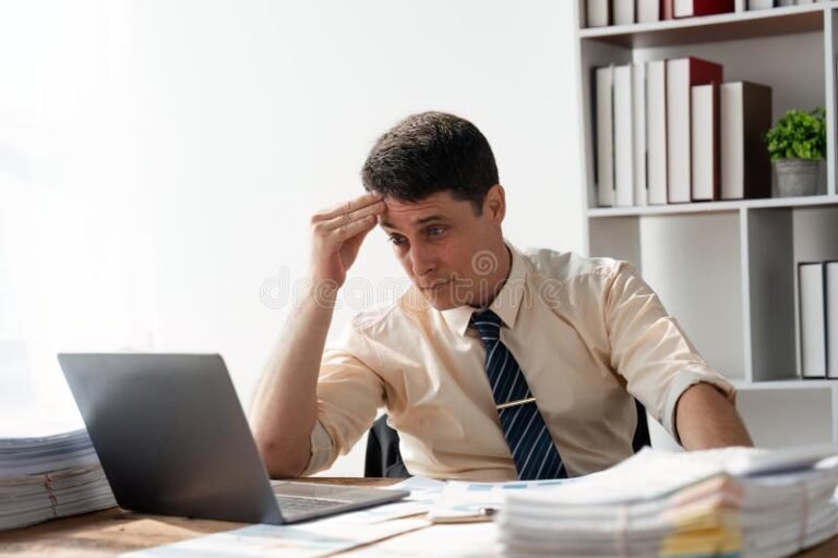 un entrepreneur reflechissant a des solutions