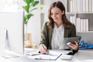 un guichetier aidant un client au bureau