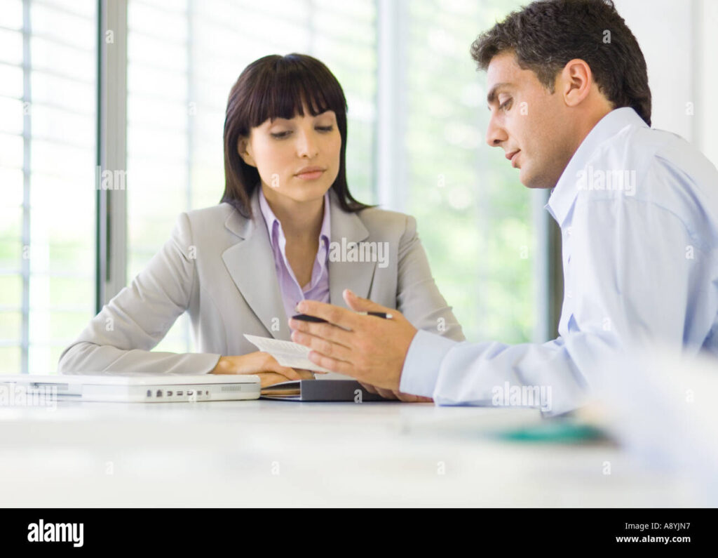 un homme et une femme en discussion