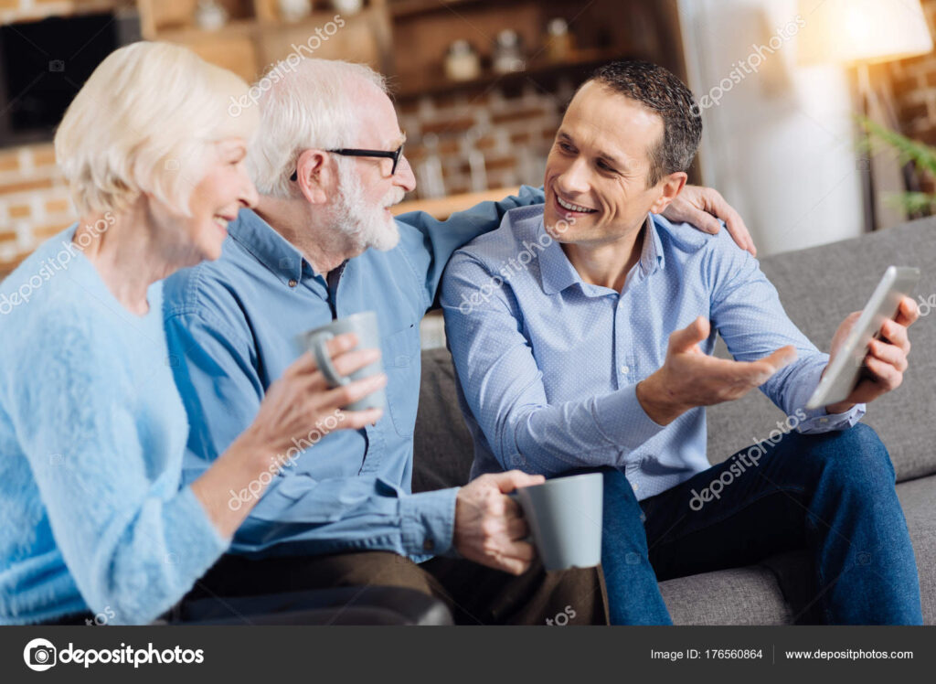 un jeune adulte discutant avec ses parents