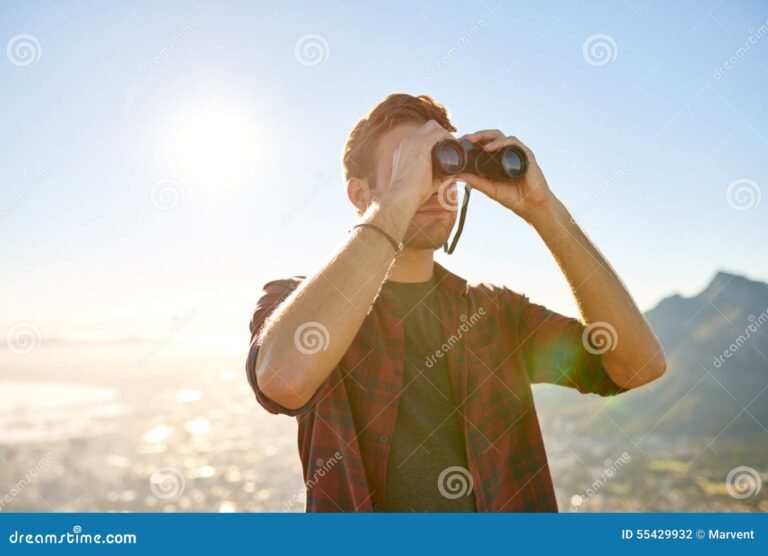 un jeune adulte regardant un horizon lumineux