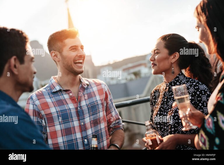 un jeune discutant avec des amis